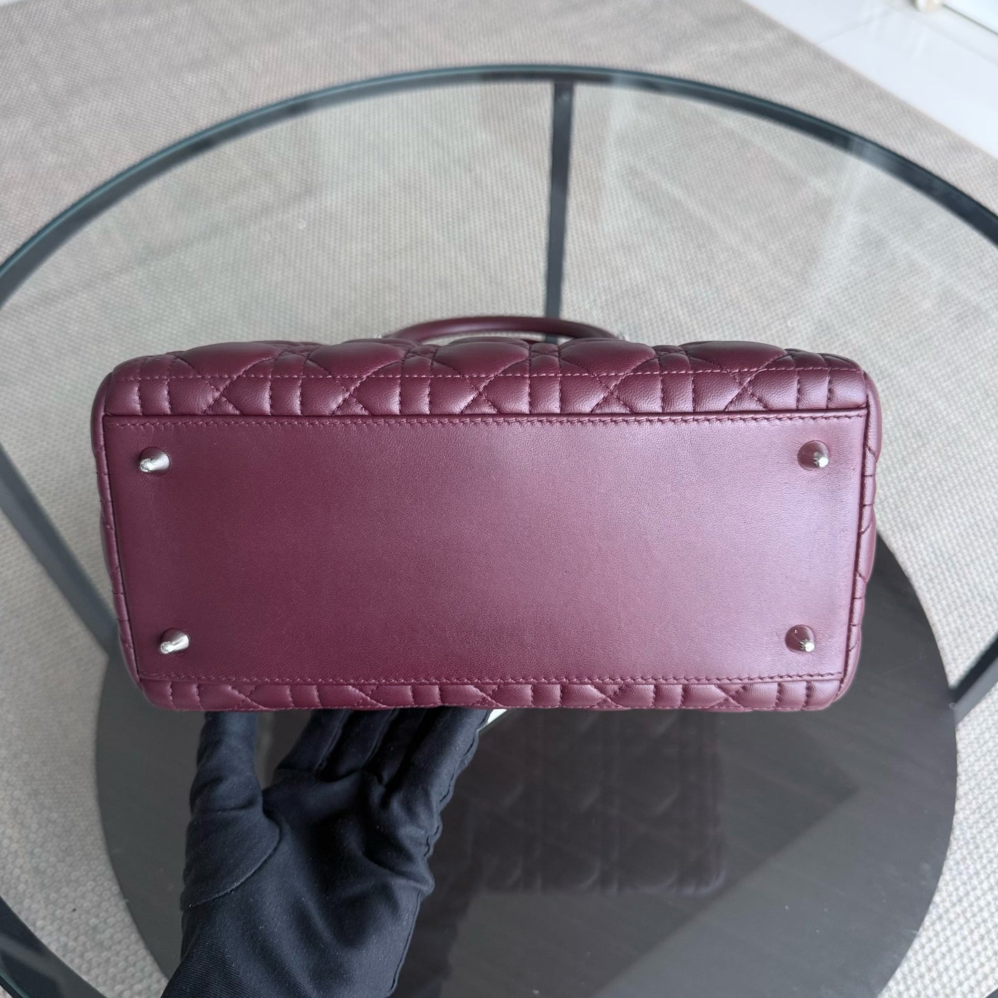 Lady Moyen - Cuir d'agneau Cannage bordeaux avec finitions argentées — Kovancy