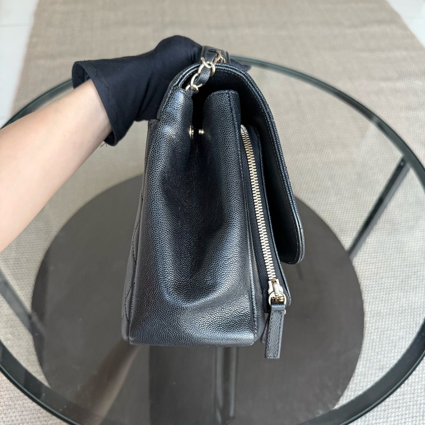 Sac Chanel Business Affinity grand format - 27 cm, cuir caviar matelassé noir, finitions dorées Series 23