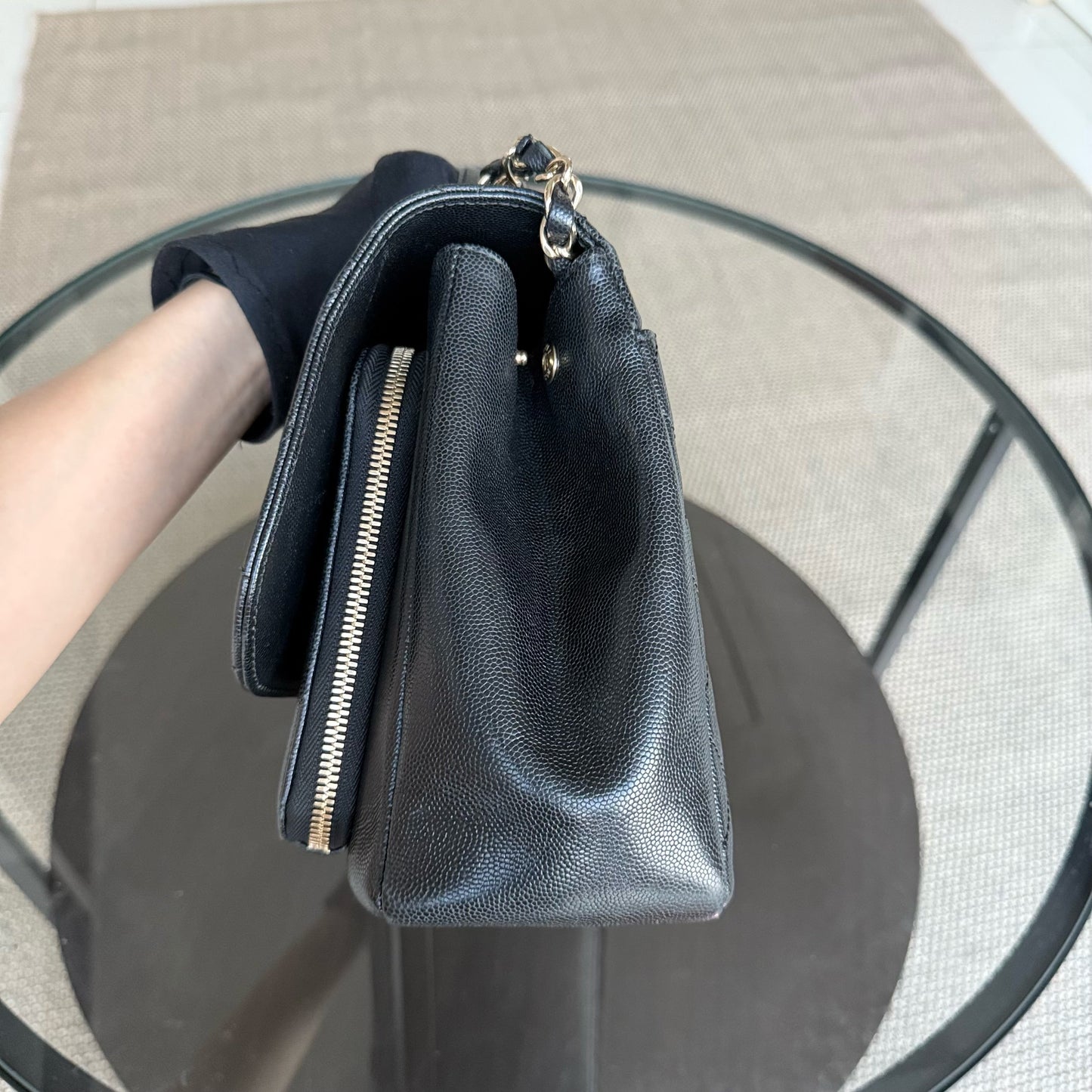 Sac Chanel Business Affinity grand format - 27 cm, cuir caviar matelassé noir, finitions dorées Series 23