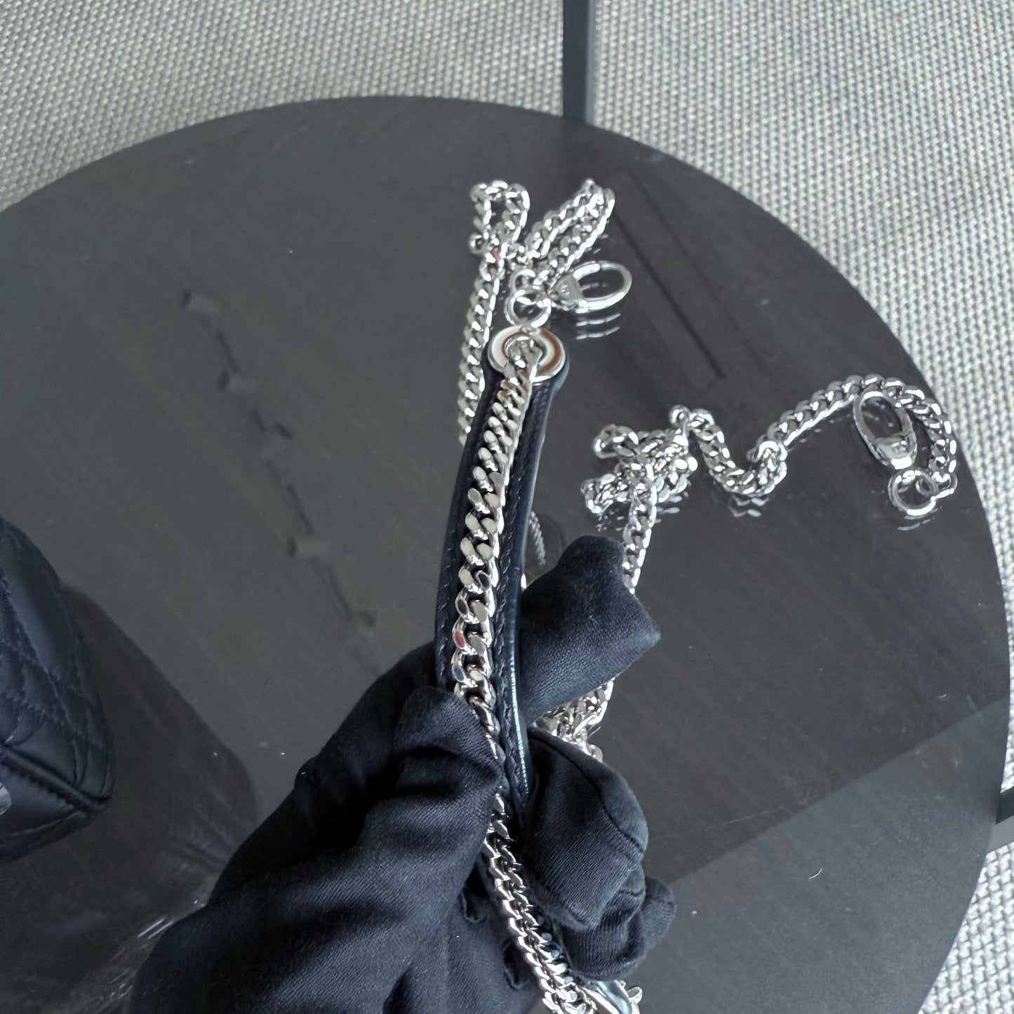 Lady Mini - Bracelet chaîne en cuir d'agneau Cannage bleu nuit avec détails argentés — Kovancy