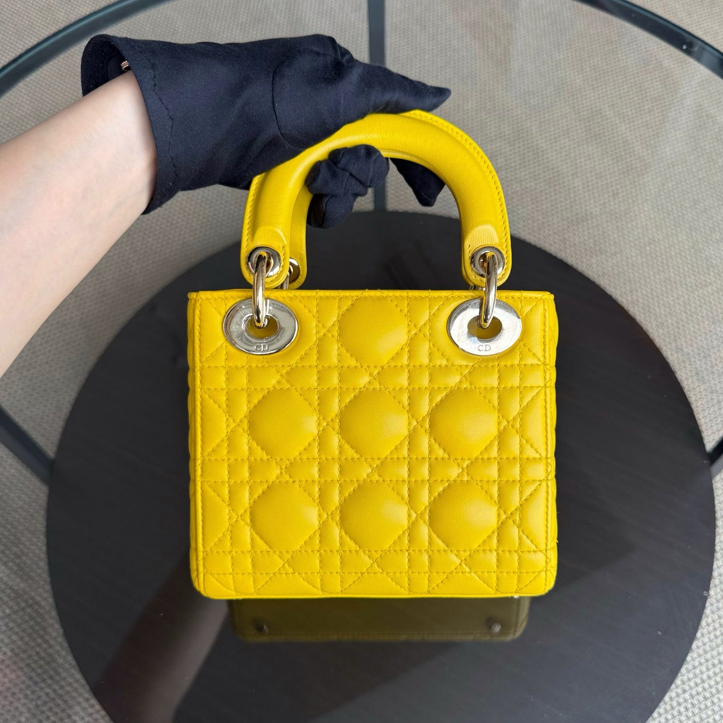 Lady Mini - Cuir d'agneau Cannage, détails en or jaune, bandoulière ajustable — Kovancy