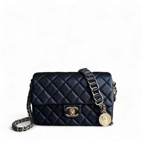 Sac à rabat saisonnier Chanel - Médaillon matelassé Caviar Soul Black Caviar Gold Hardware Microchip
