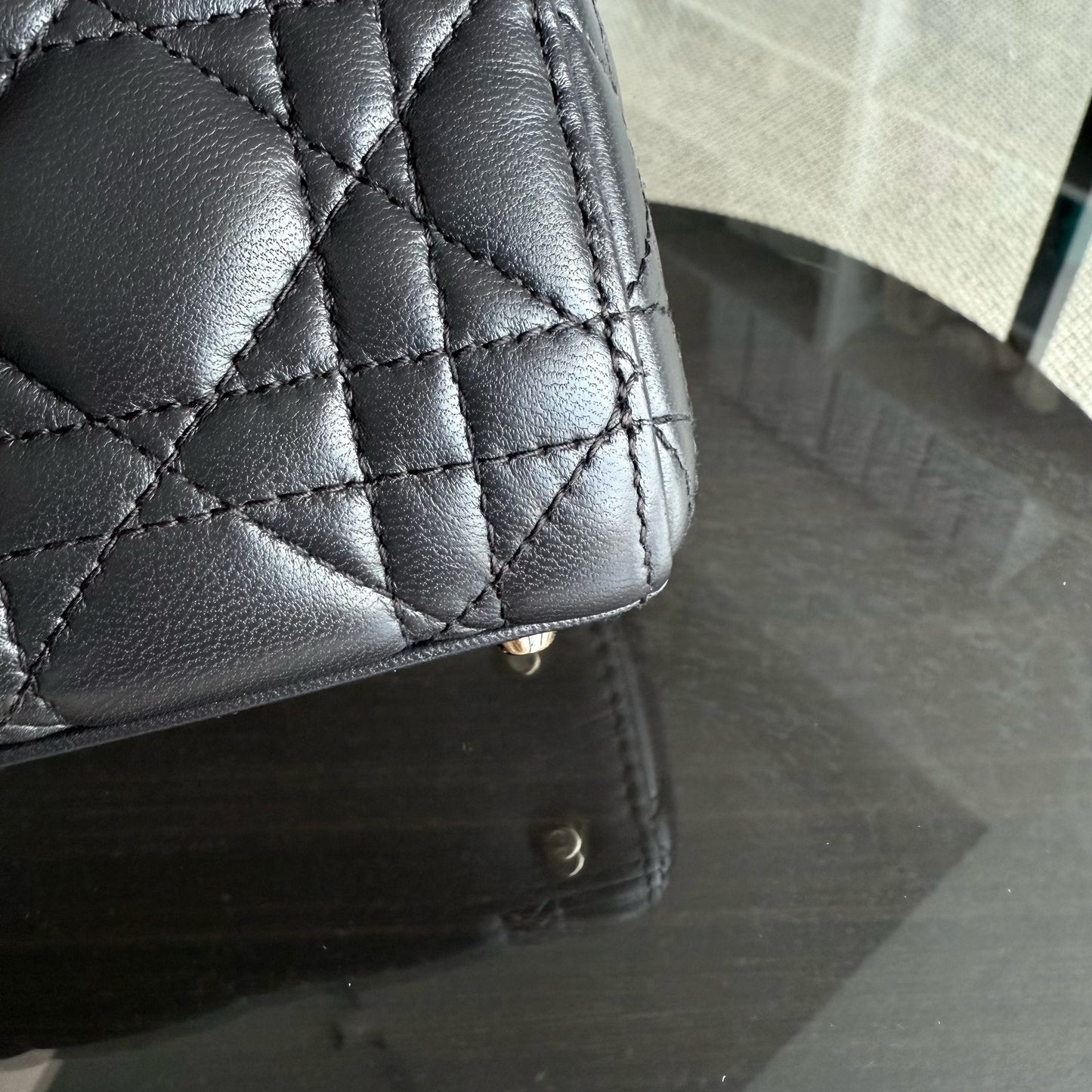 Lady Mini - Sangle chaîne en cuir d'agneau Cannage gris foncé avec quincaillerie dorée — Kovancy