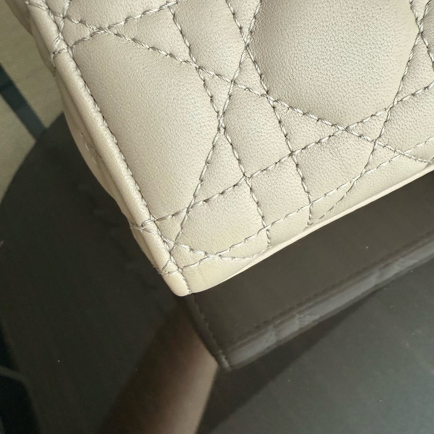 Sac à bandoulière D-Joy Medium Cannage en cuir d'agneau beige et accessoires dorés — Kovancy