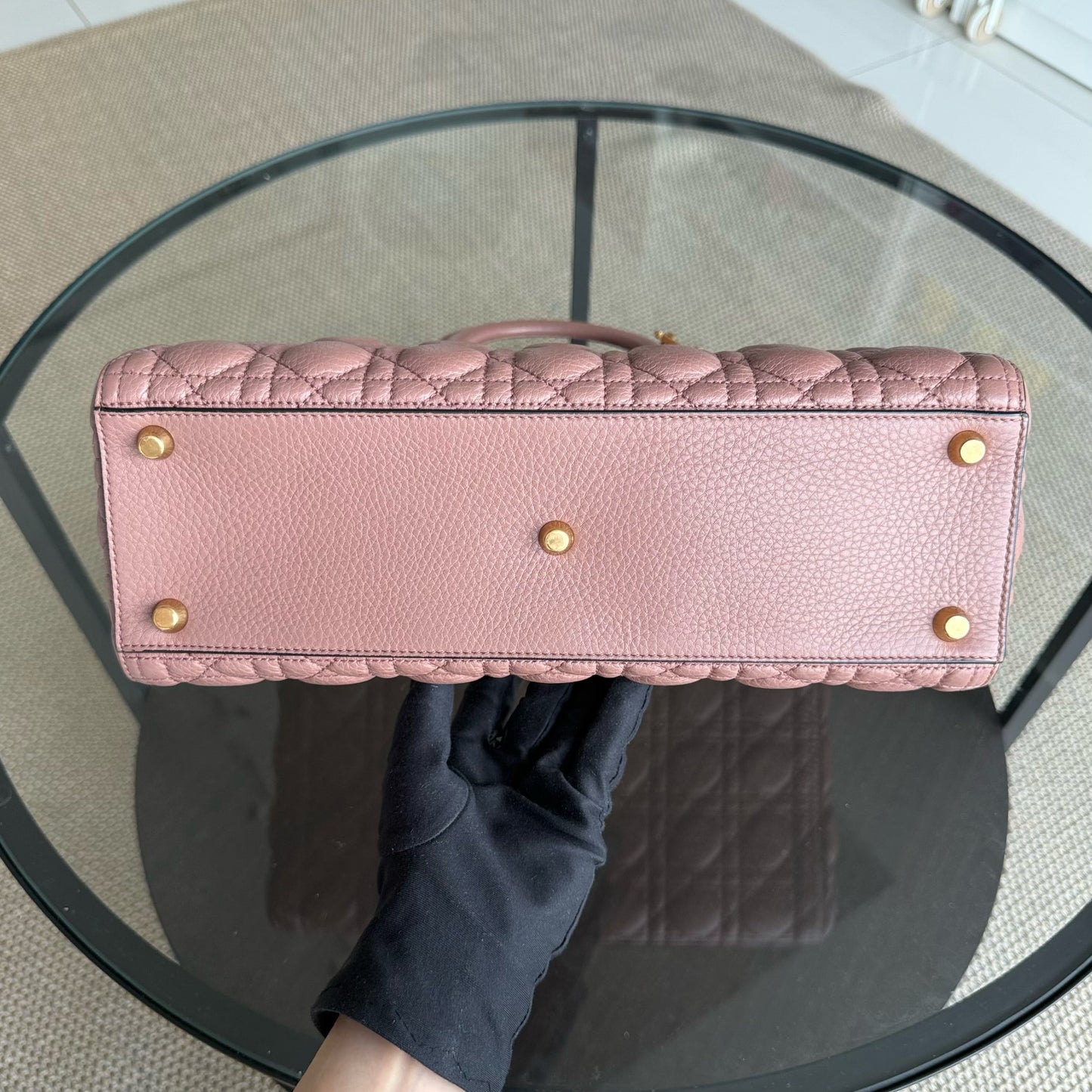 Lady Grand modèle - Cuir de veau grainé Cannage, finitions dorées blush, sans bandoulière — Kovancy