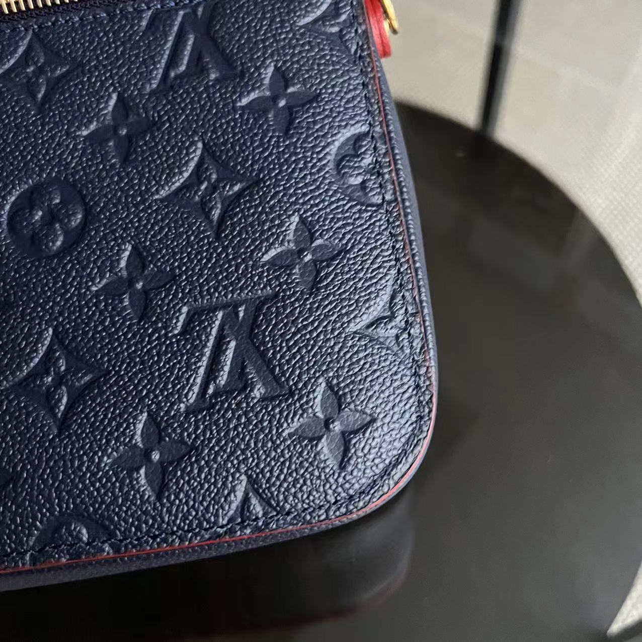 LV Pochette Metis Calfskin Empreinte Marine Rouge Matériel Doré Louis Vuitton