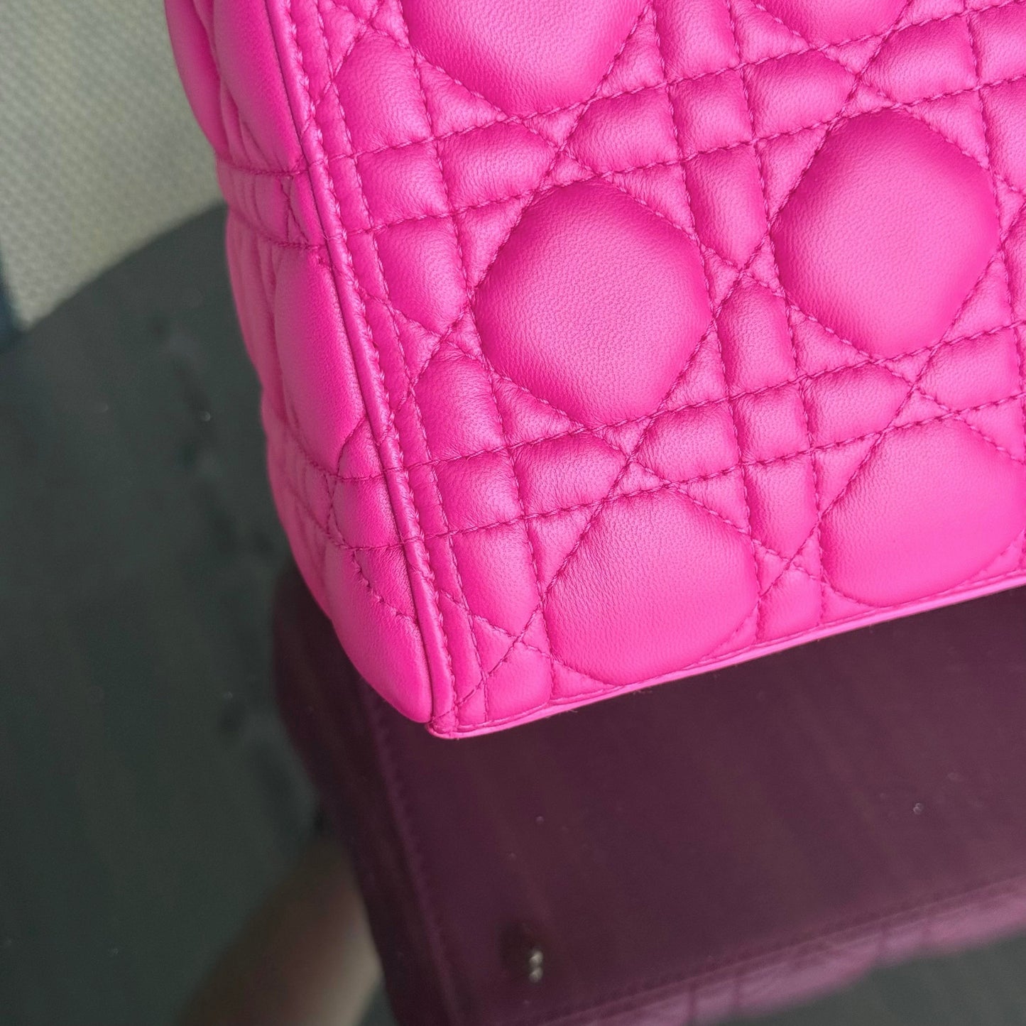 Lady Moyen - Cuir d'agneau Cannage Rose Quincaillerie dorée SANS SANGLE — Kovancy