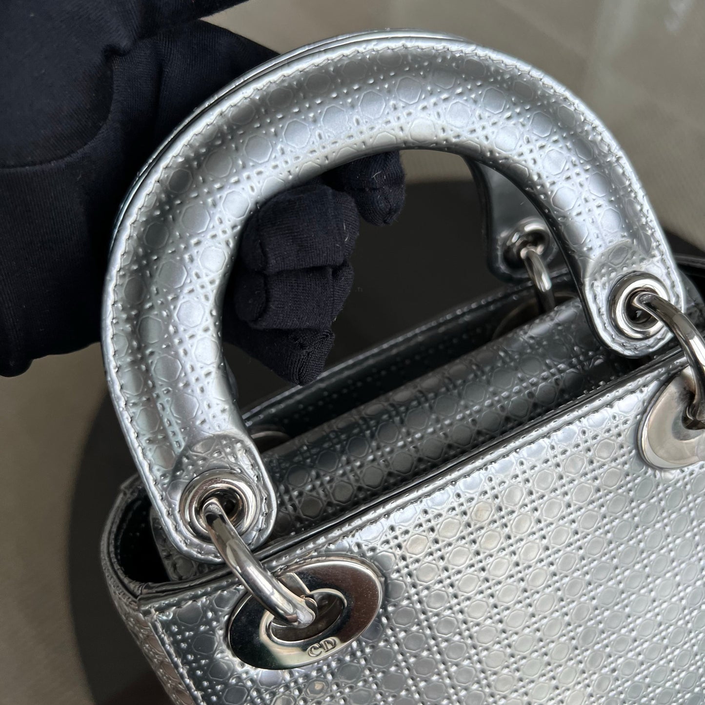 Lady Mini - Bandoulière chaîne en cuir de veau métallisé Micro Cannage avec quincaillerie argentée — Kovancy