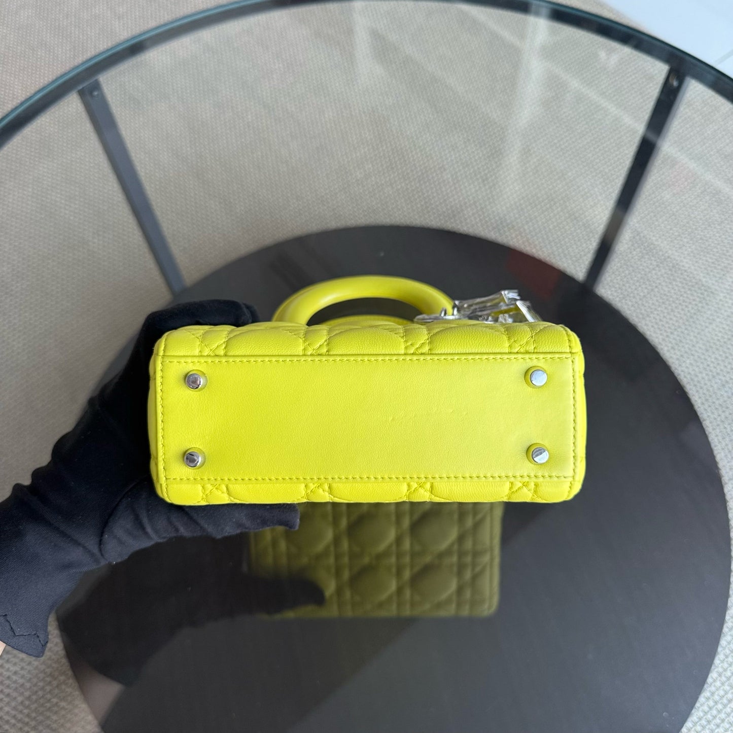 Lady Mini - Sangle réglable en cuir d'agneau Cannage jaune et métal argenté — Kovancy
