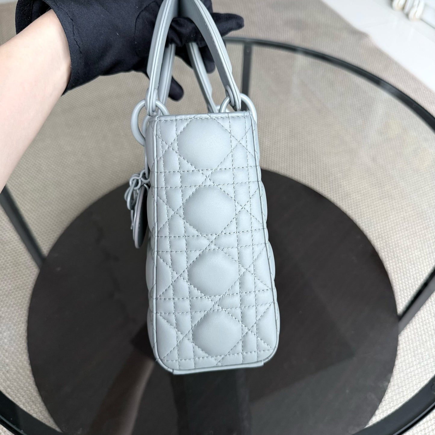 Lady Petit modèle ABC - Cuir de veau gris Cannage entièrement gris, finitions noires — Kovancy