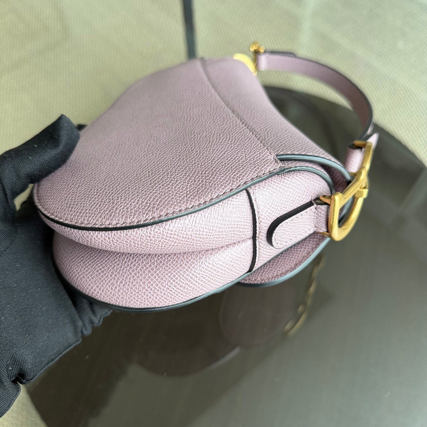 Sac Dior Saddle Small - Bandoulière ajustable en cuir de veau grainé Nude Rose Hardware Gold