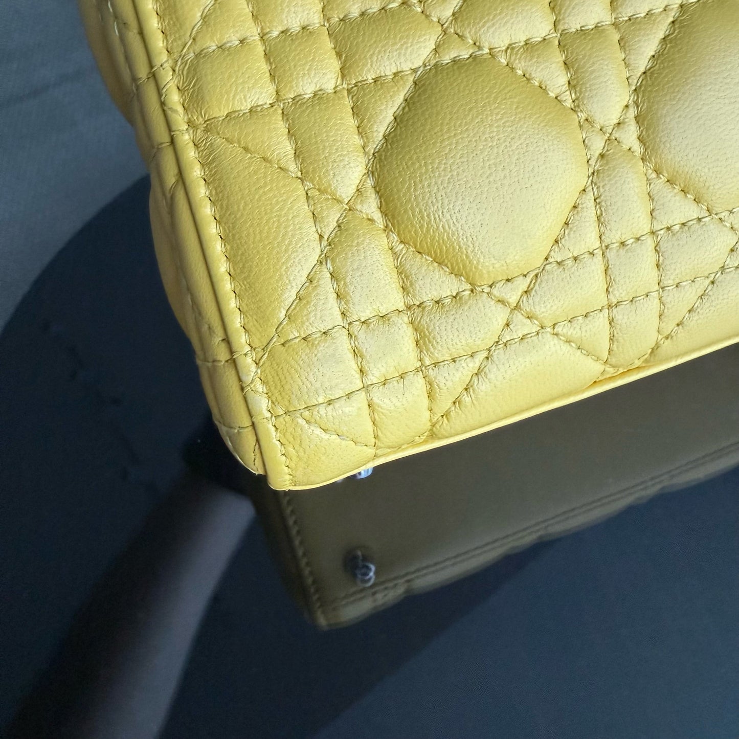 Lady Mini Flap - Cuir d'agneau Cannage jaune, sangle chaîne, quincaillerie argentée, quincaillerie argentée — Kovancy