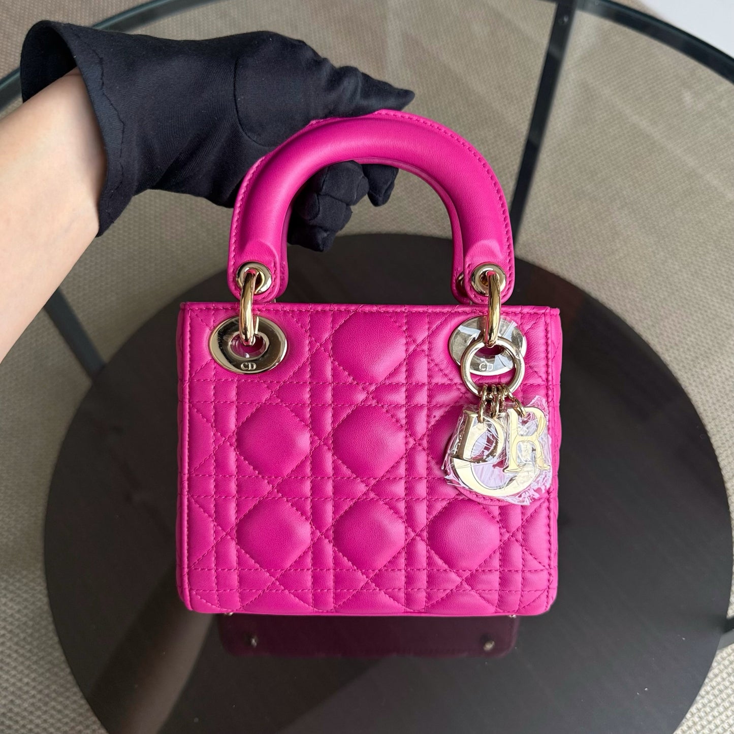 Lady Mini - Bandoulière en cuir d'agneau Cannage rose vif avec chaîne et quincaillerie dorée — Kovancy