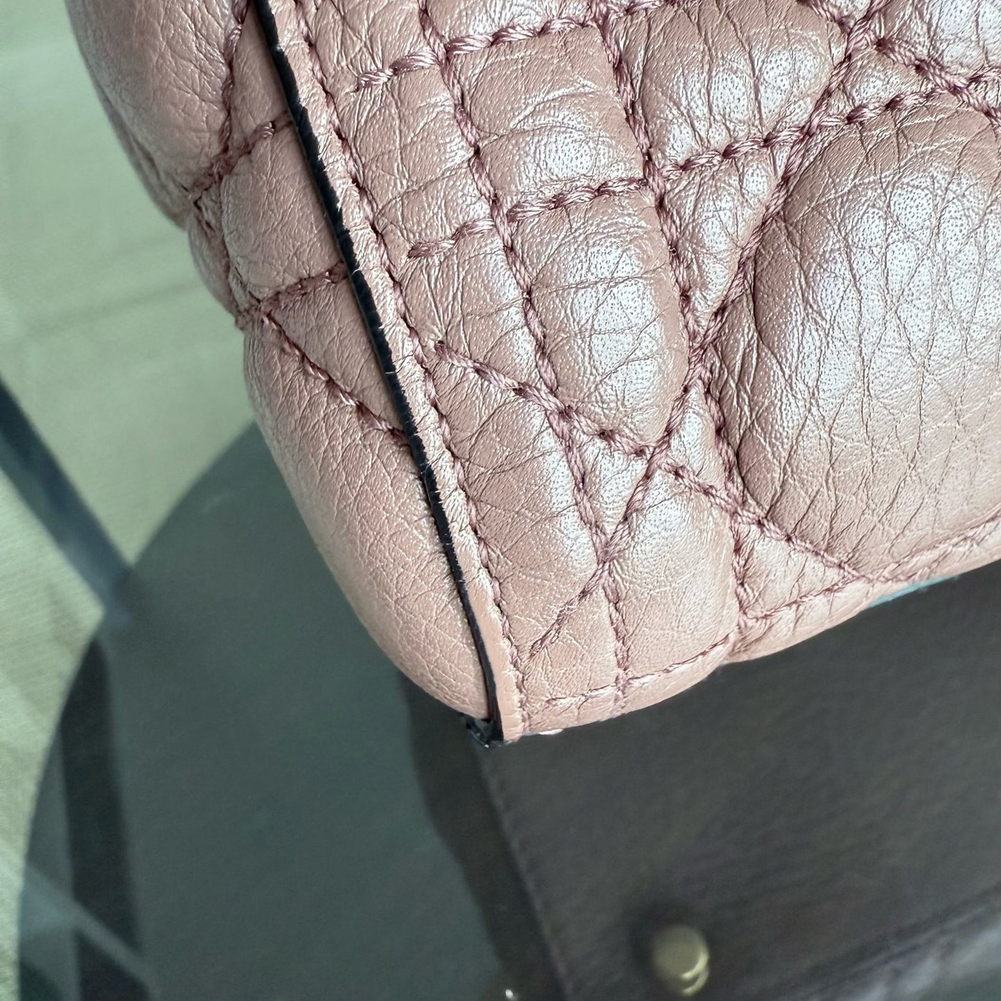 Lady Grand modèle - Cuir de veau grainé Cannage, finitions dorées blush, sans bandoulière — Kovancy