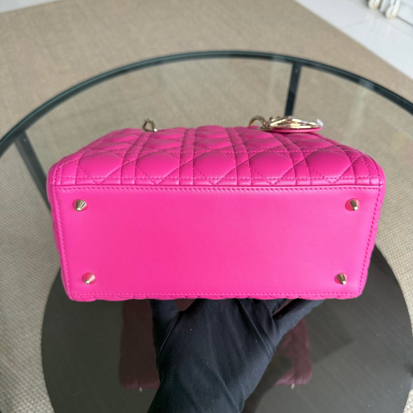 Lady Moyen - Cuir d'agneau Cannage Rose Quincaillerie dorée SANS SANGLE — Kovancy