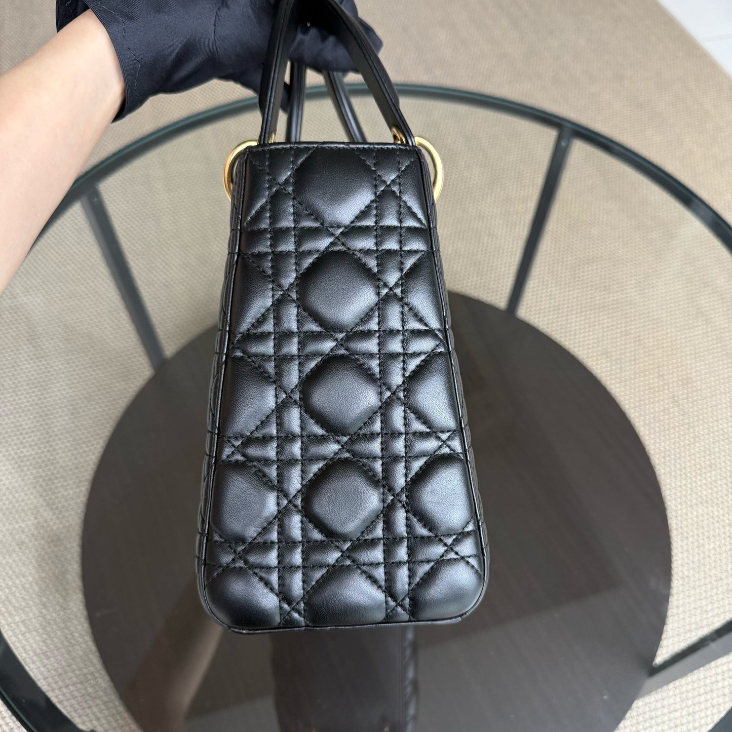Lady Moyen - Cuir d'agneau Cannage noir Quincaillerie dorée SANS SANGLE — Kovancy