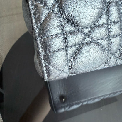 Dior Lady Rabat moyen - Cuir de veau grainé, quincaillerie argentée et dorée métallisée, édition limitée