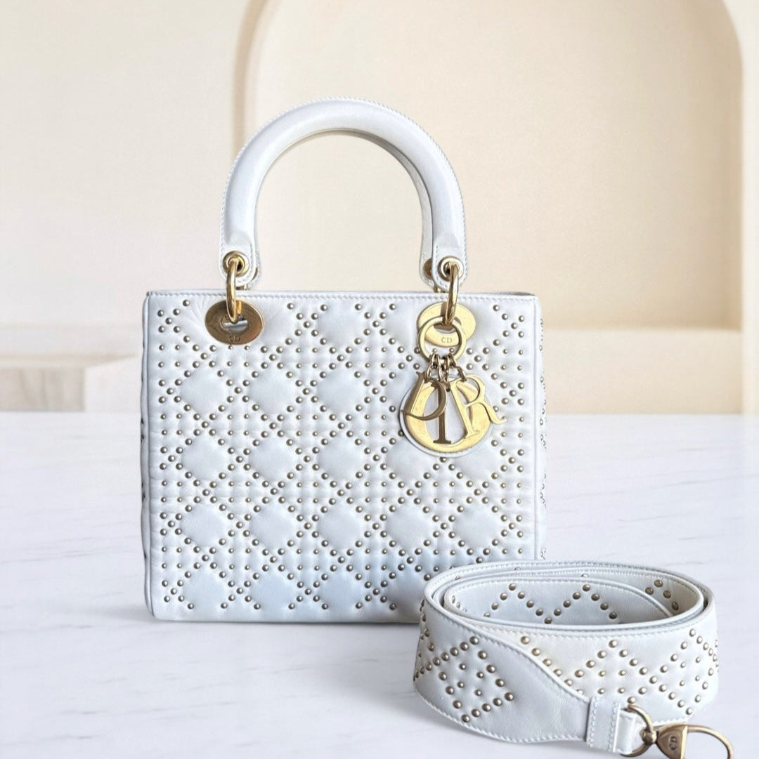 Lady Moyen - Version zippée en cuir de veau Cannage clouté avec quincaillerie en or blanc — Kovancy