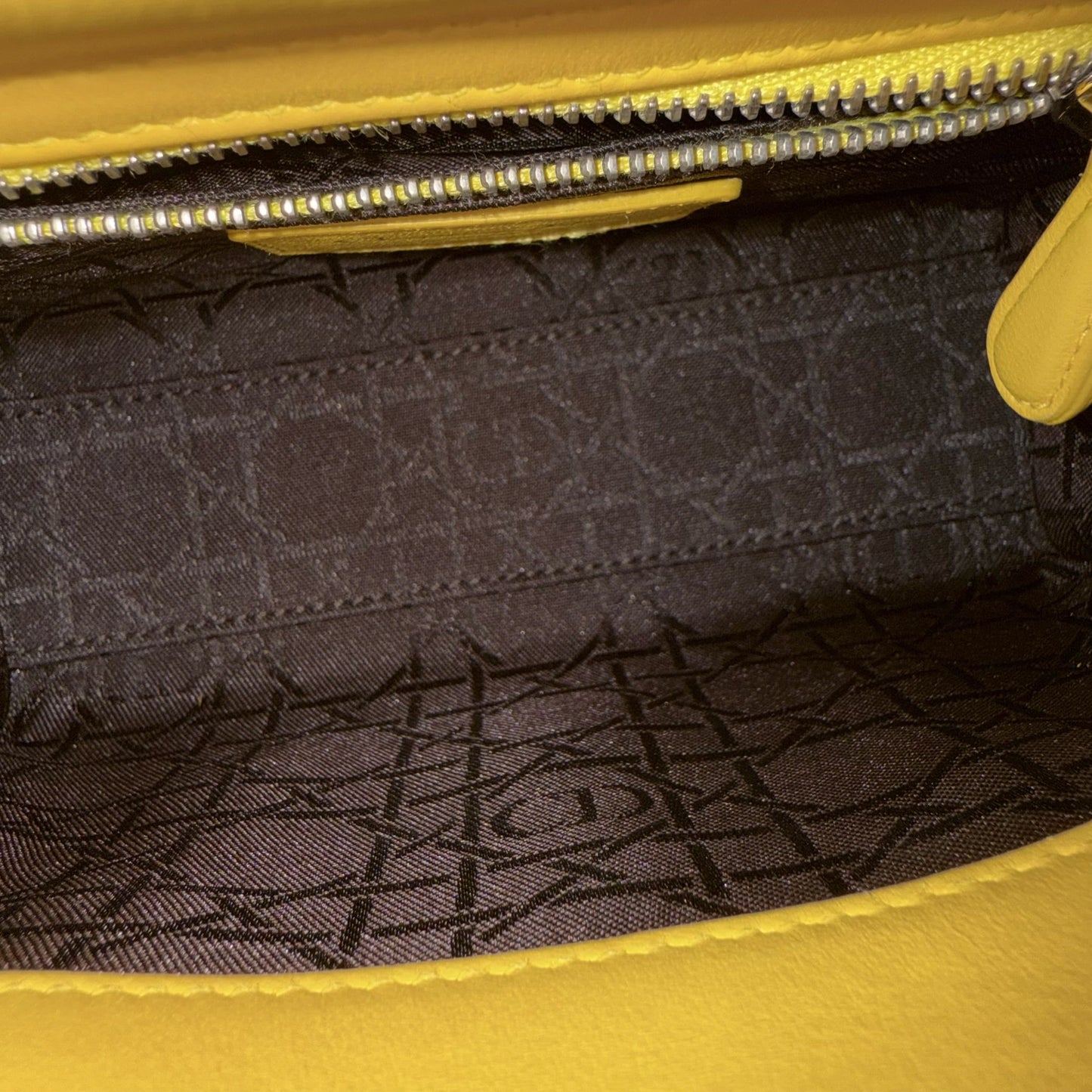 Lady Mini Flap - Cuir d'agneau Cannage jaune, sangle chaîne, quincaillerie argentée, quincaillerie argentée — Kovancy