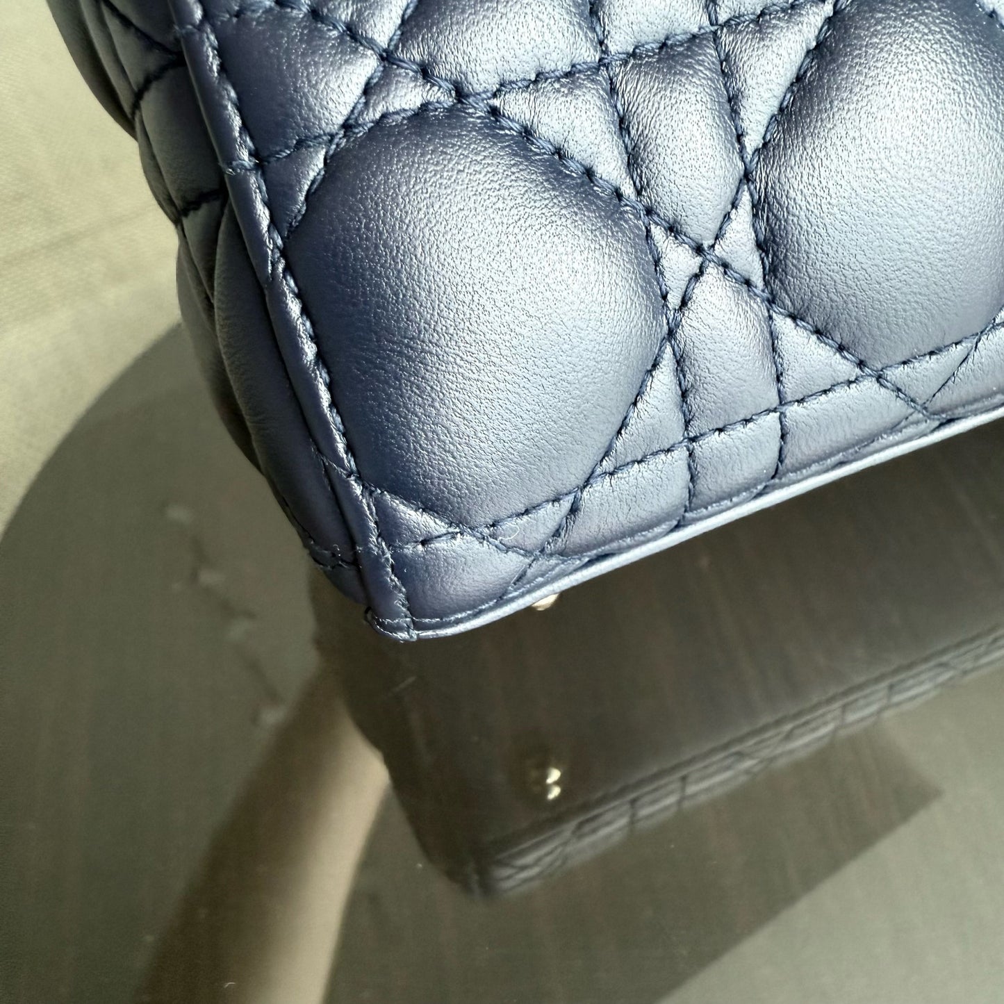 Lady Petit rabat - Cuir d'agneau Cannage bleu marine foncé, accessoires dorés avec breloques — Kovancy