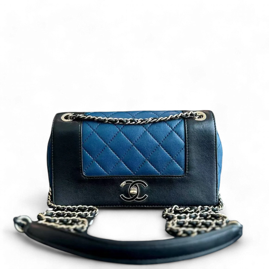 Sac à rabat saisonnier Chanel - Mademoiselle Small 23CM en cuir de veau bicolore noir bleu accastillage doré Series 23
