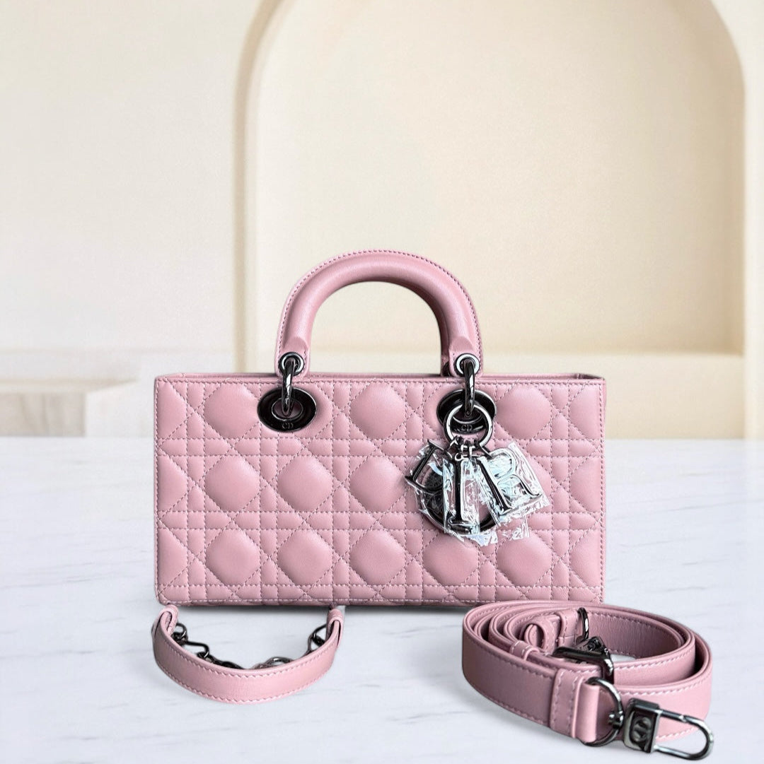 Lady D-Joy Medium - Cuir d'agneau Cannage Sakura Rose Noir Quincaillerie — Kovancy