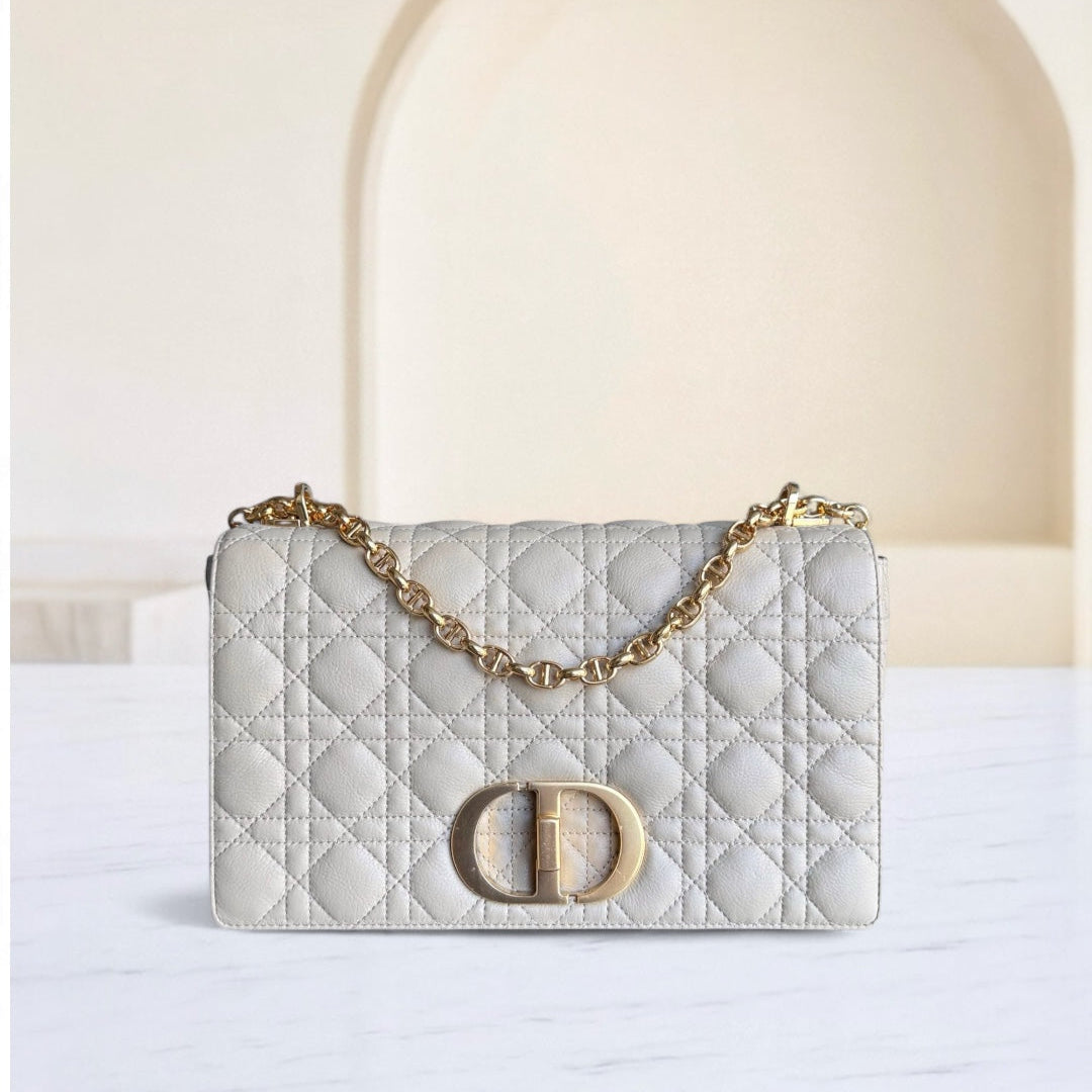 Caro Large - Cuir de veau grainé Cannage Beige clair Ferrures dorées — Kovancy