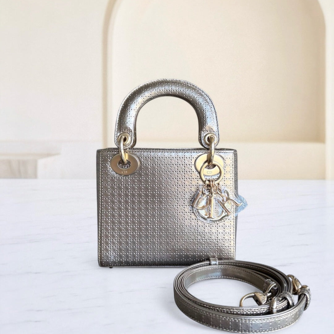 Lady Mini - Micro Cannage Cuir de veau métallisé avec sangle réglable et quincaillerie dorée — Kovancy