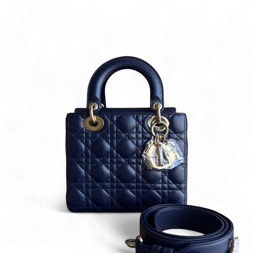 Lady Petit rabat - Cuir d'agneau Cannage bleu marine foncé, accessoires dorés avec breloques — Kovancy