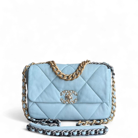 Sac Chanel 19 Petit Modèle - Cuir de chèvre matelassé bleu clair, finitions dorées bicolores, micropuce