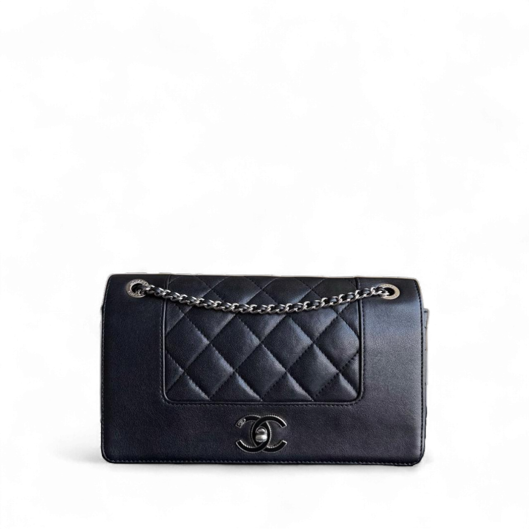 Sac à rabat saisonnier Chanel Mademoiselle CC Lock - Cuir de veau matelassé noir et métal argenté Series 23