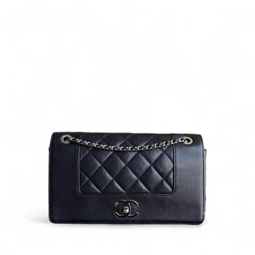 Sac à rabat saisonnier Chanel Mademoiselle CC Lock - Cuir de veau matelassé noir et métal argenté Series 23