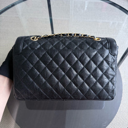 Sac à rabat bicolore saisonnier Chanel - Caviar 28 cm, noir matelassé, finitions dorées Series 21