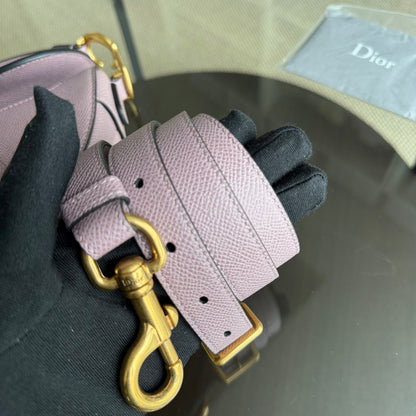 Sac Dior Saddle Small - Bandoulière ajustable en cuir de veau grainé Nude Rose Hardware Gold