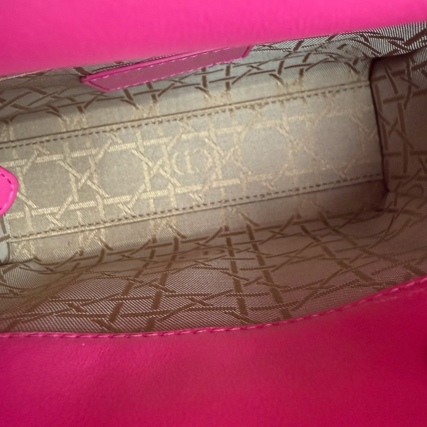 Lady Mini - Bandoulière réglable en cuir d'agneau Cannage rose vif avec quincaillerie dorée — Kovancy