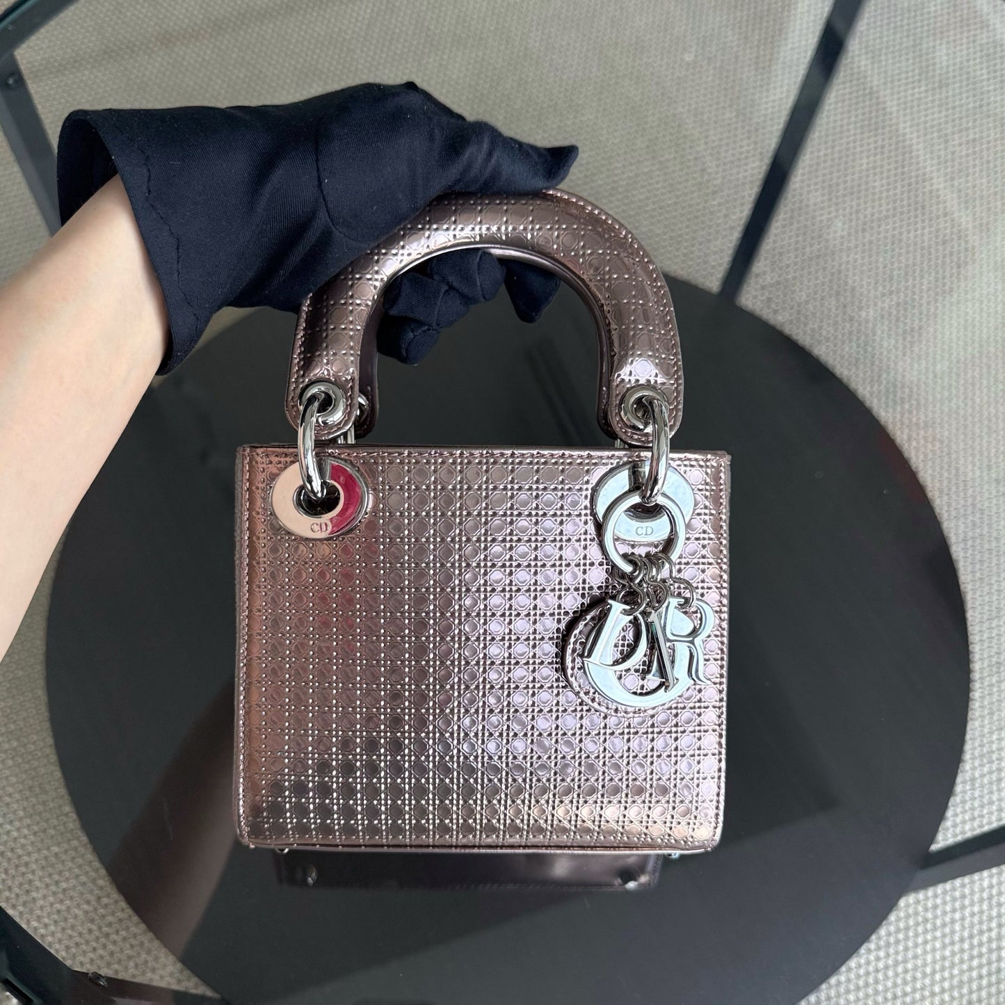Lady Mini - Bandoulière chaîne en cuir de veau micro-cannage métallisé or rose et métal argenté — Kovancy