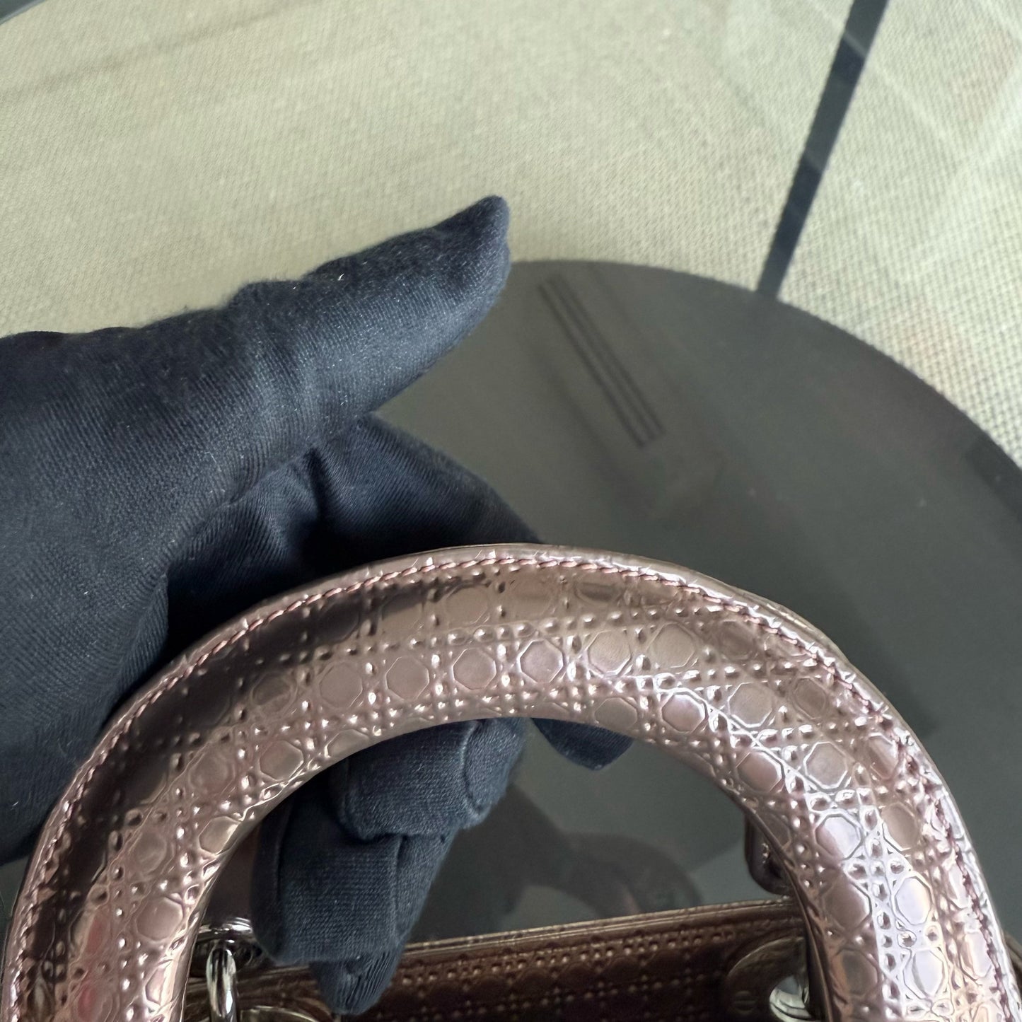 Lady Mini - Bandoulière chaîne en cuir de veau micro-cannage métallisé or rose et métal argenté — Kovancy