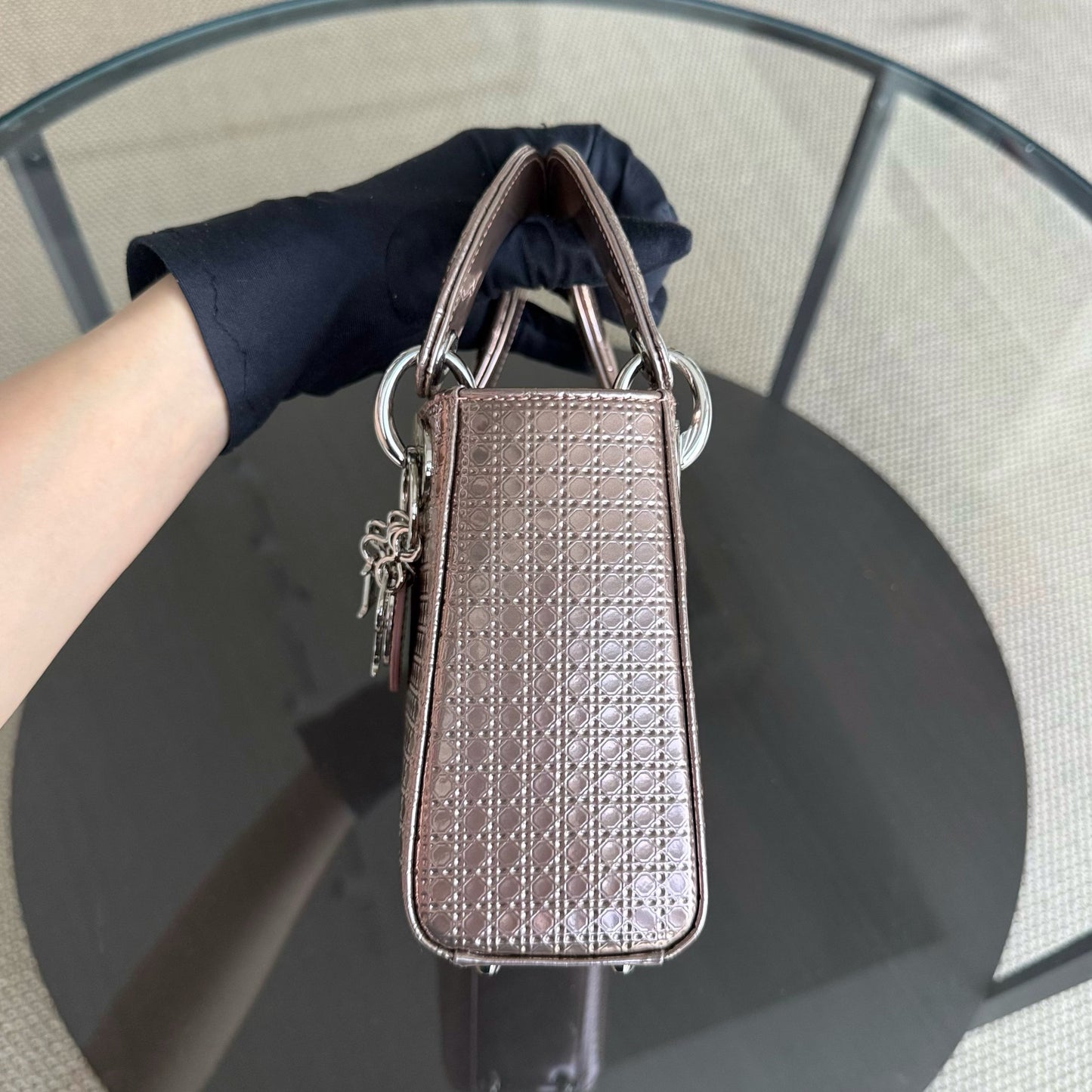 Lady Mini - Bandoulière chaîne en cuir de veau micro-cannage métallisé or rose et métal argenté — Kovancy