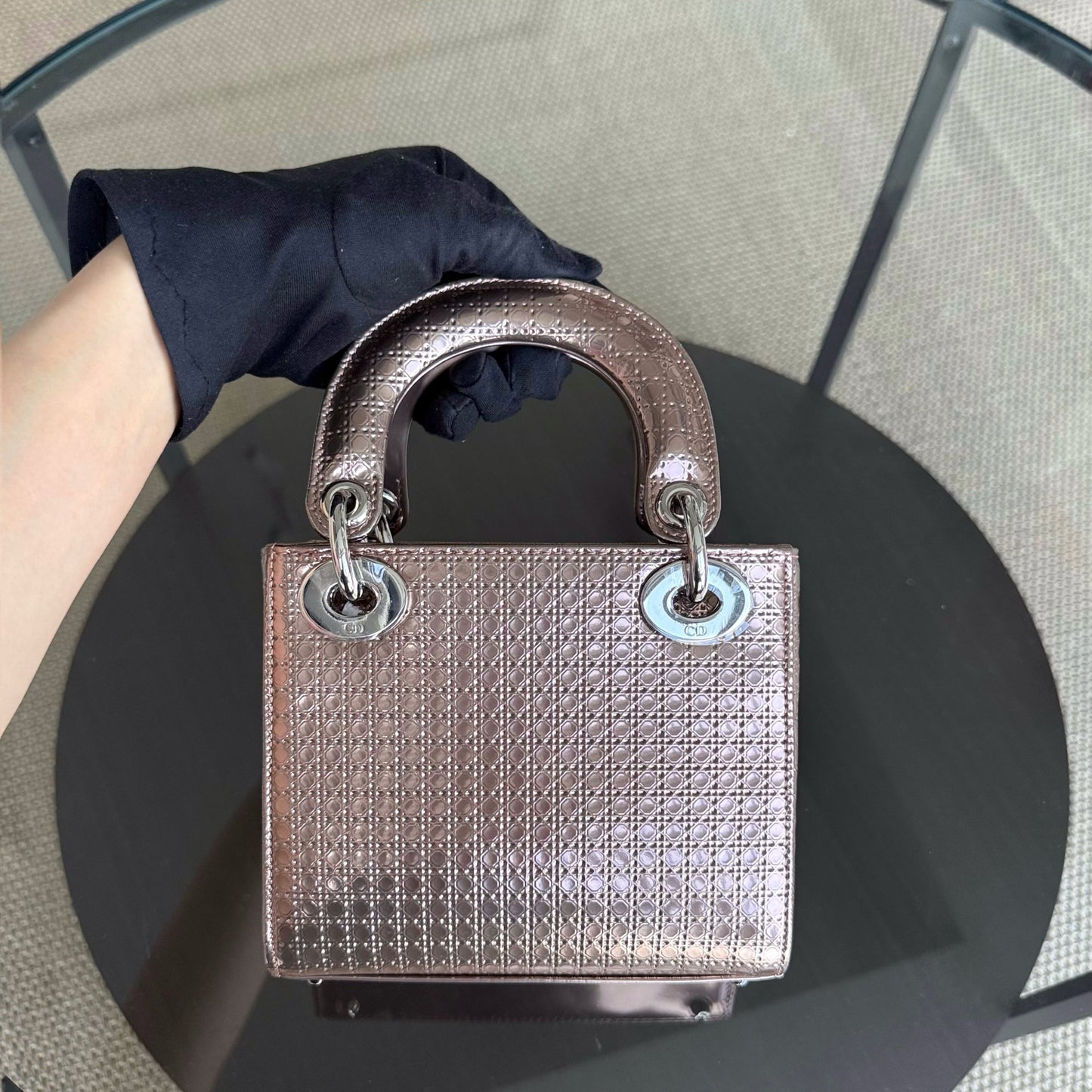 Lady Mini - Bandoulière chaîne en cuir de veau micro-cannage métallisé or rose et métal argenté — Kovancy