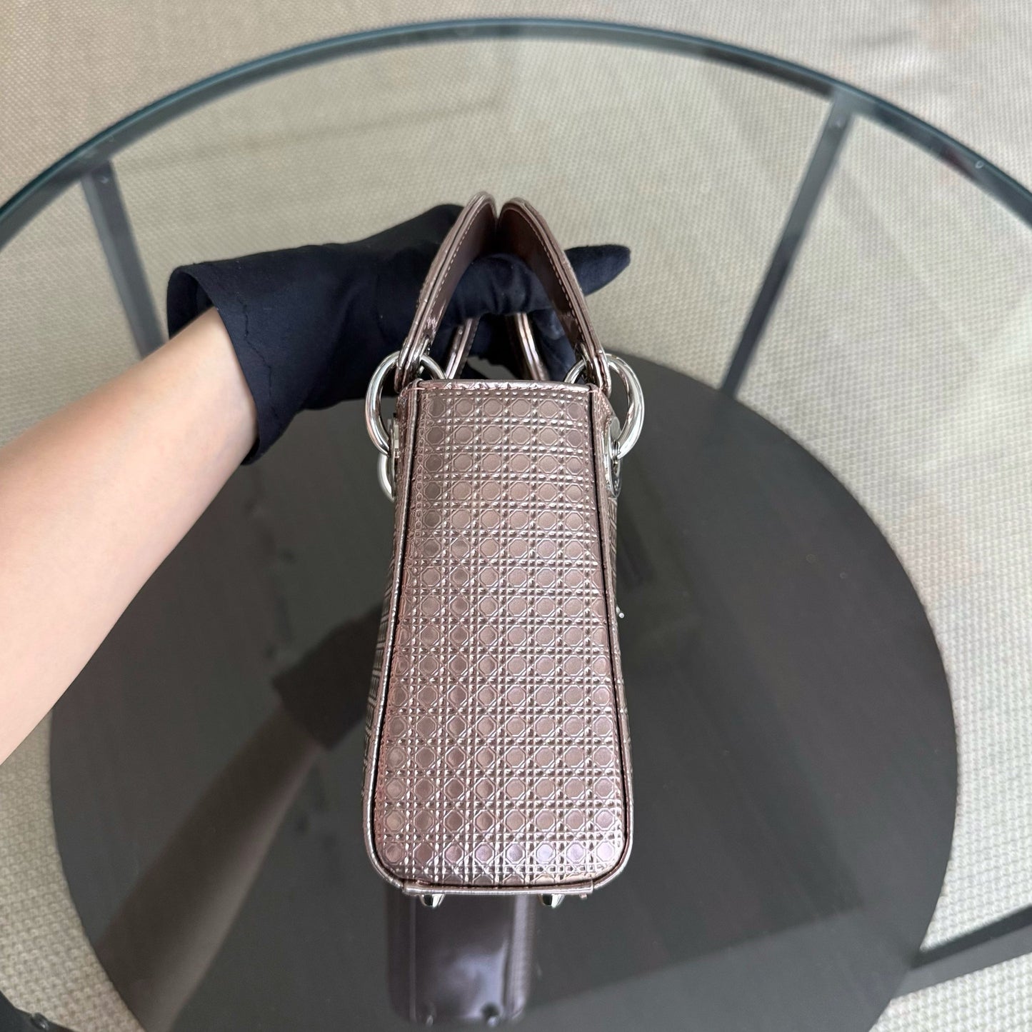 Lady Mini - Bandoulière chaîne en cuir de veau micro-cannage métallisé or rose et métal argenté — Kovancy