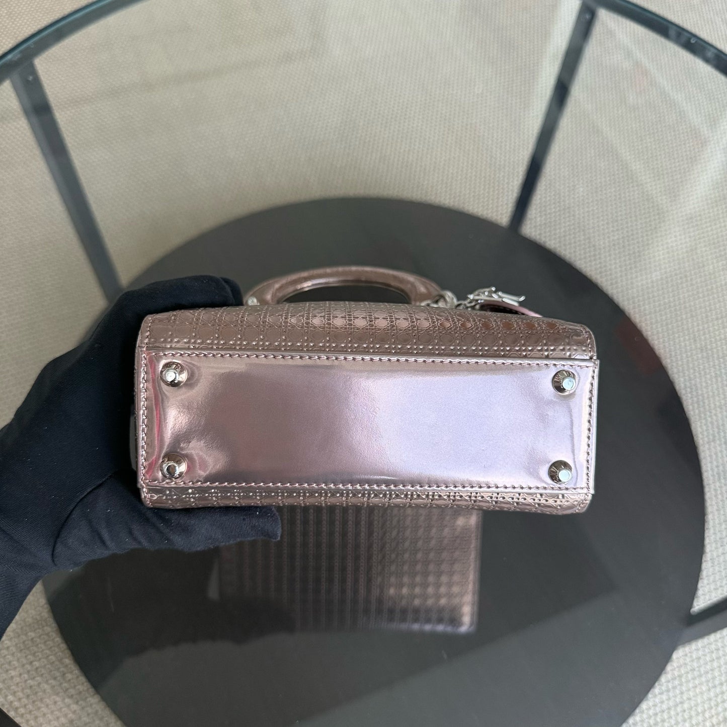 Lady Mini - Bandoulière chaîne en cuir de veau micro-cannage métallisé or rose et métal argenté — Kovancy