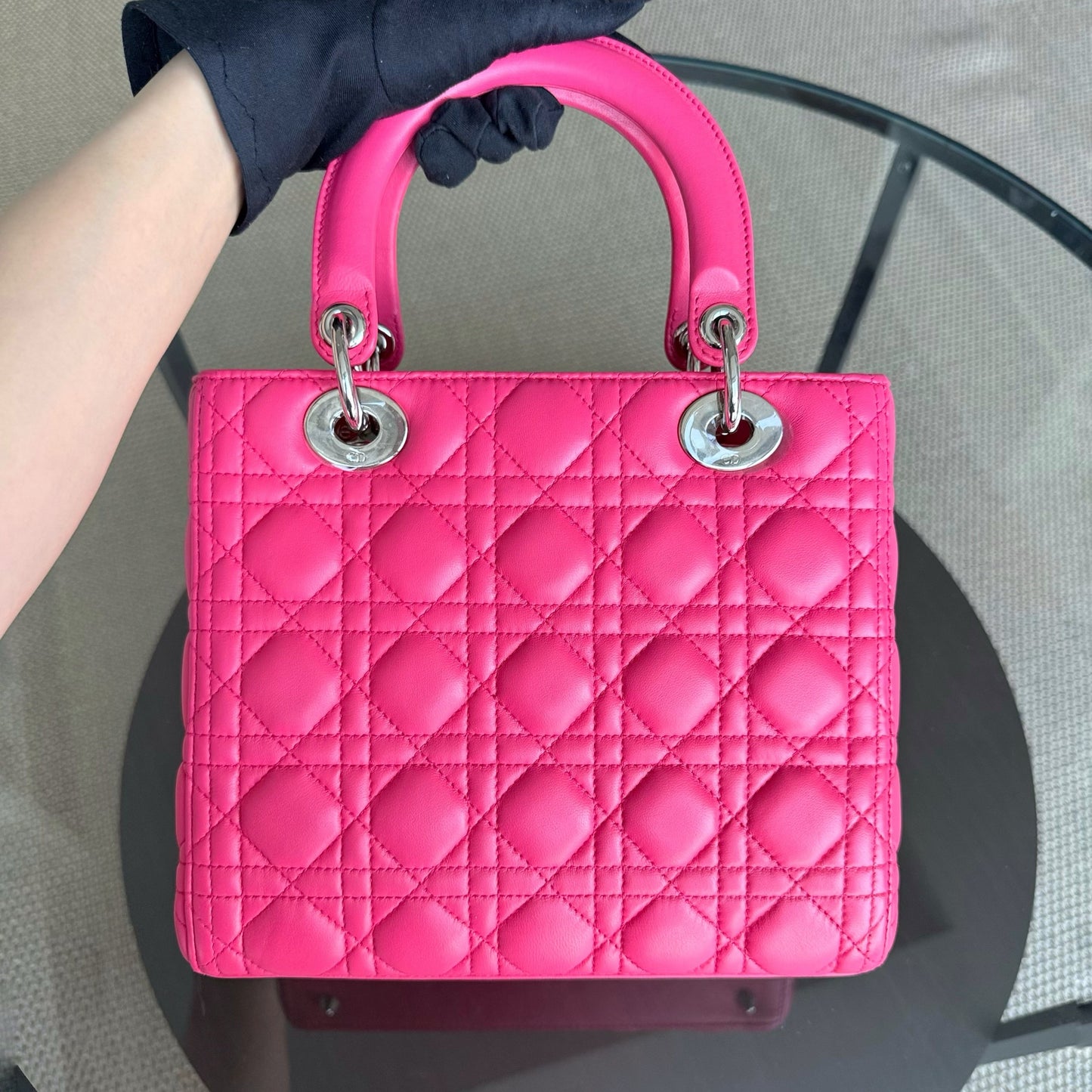 Lady Moyen - Cuir d'agneau Cannage rose vif, quincaillerie argentée — Kovancy