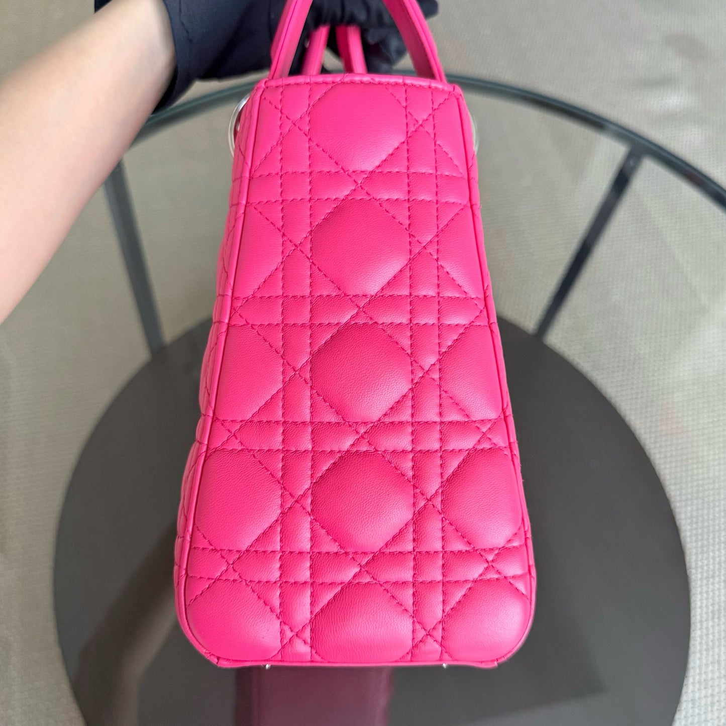 Lady Moyen - Cuir d'agneau Cannage rose vif, quincaillerie argentée — Kovancy