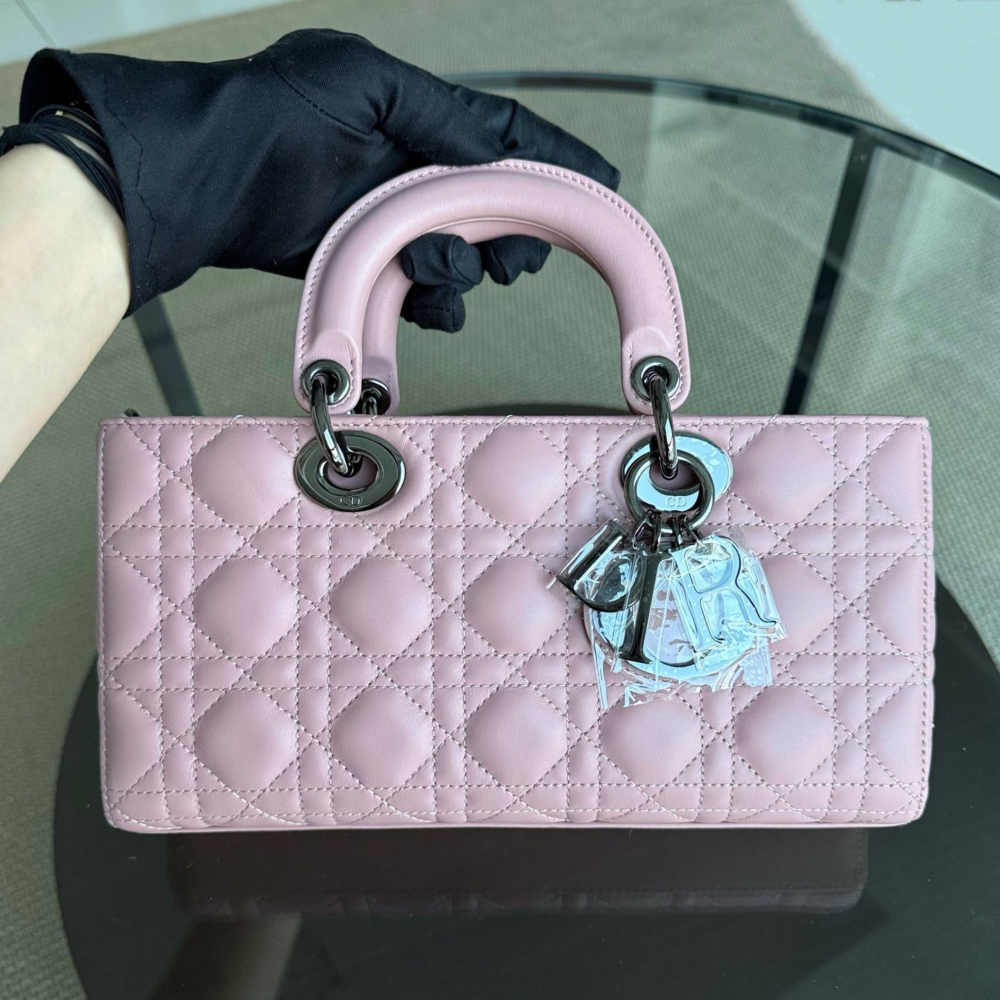 Lady D-Joy Medium - Cuir d'agneau Cannage Sakura Rose Noir Quincaillerie — Kovancy