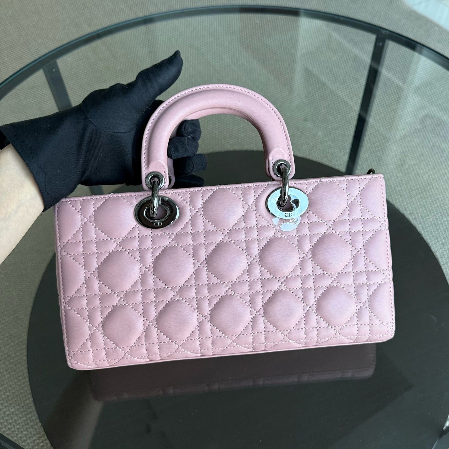 Lady D-Joy Medium - Cuir d'agneau Cannage Sakura Rose Noir Quincaillerie — Kovancy