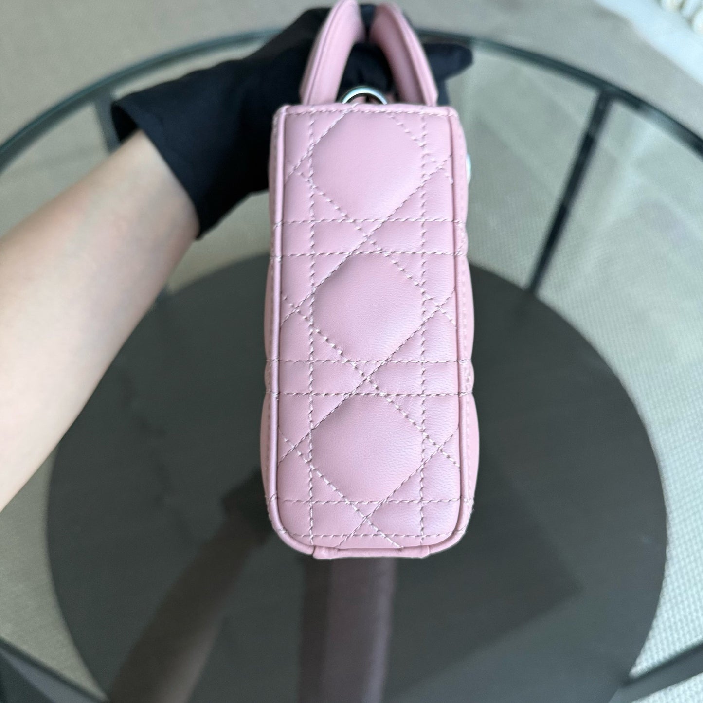 Lady D-Joy Medium - Cuir d'agneau Cannage Sakura Rose Noir Quincaillerie — Kovancy