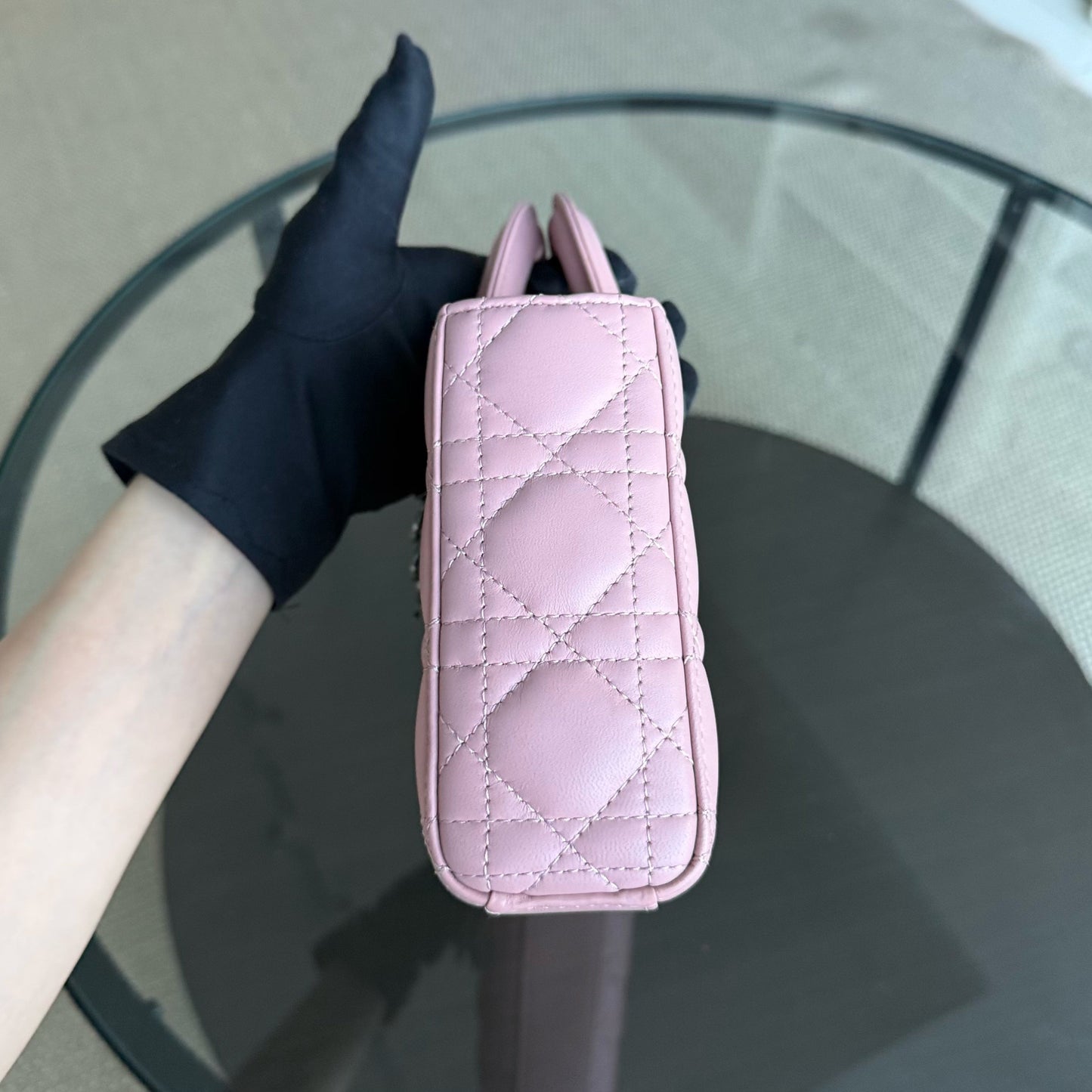 Lady D-Joy Medium - Cuir d'agneau Cannage Sakura Rose Noir Quincaillerie — Kovancy