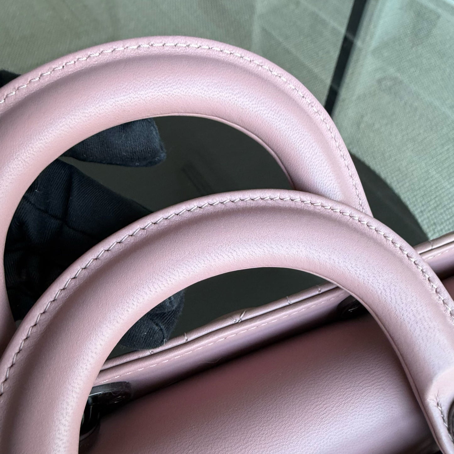 Lady D-Joy Medium - Cuir d'agneau Cannage Sakura Rose Noir Quincaillerie — Kovancy