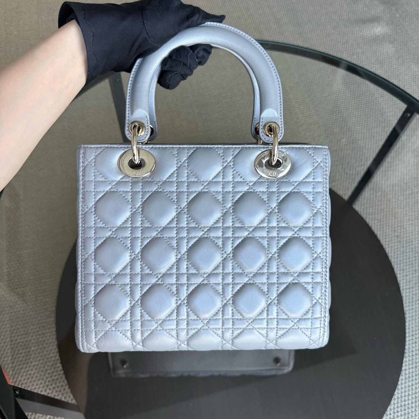 Lady Moyen - Cuir d'agneau Cannage Gris Gris Quincaillerie dorée SANS SANGLE — Kovancy