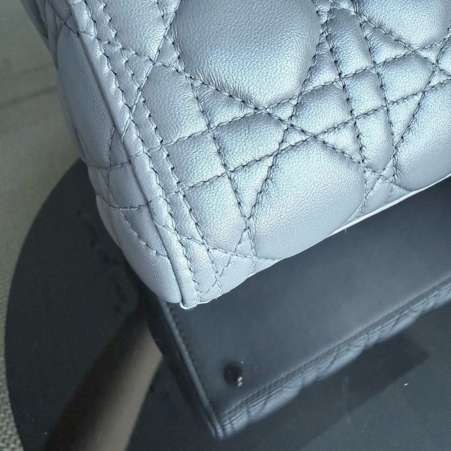 Lady Moyen - Cuir d'agneau Cannage Gris Gris Quincaillerie dorée SANS SANGLE — Kovancy